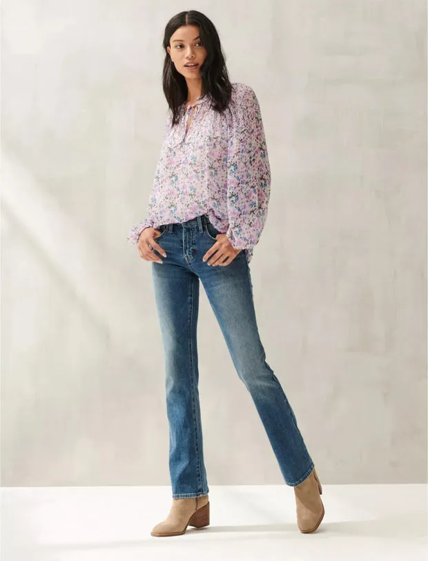 Идеальные женские джинсы 2022-2023: модные новинки и образы с джинсами на фото. Какие джинсы в моде 2022. 75
