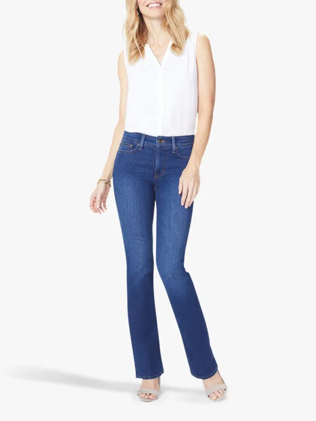 Идеальные женские джинсы 2022-2023: модные новинки и образы с джинсами на фото. Какие джинсы в моде 2022. 84