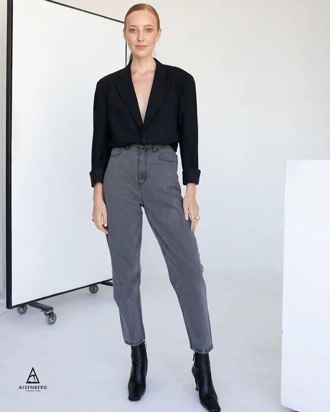 Идеальные женские джинсы 2022-2023: модные новинки и образы с джинсами на фото. Какие джинсы в моде 2022. 56