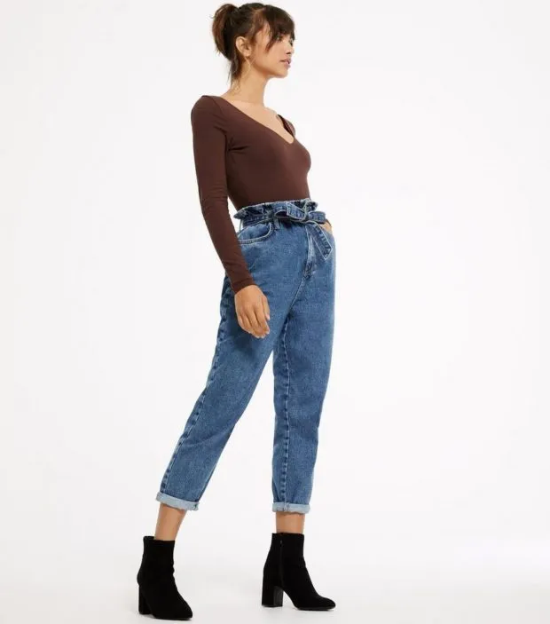 Идеальные женские джинсы 2022-2023: модные новинки и образы с джинсами на фото. Какие джинсы в моде 2022. 62