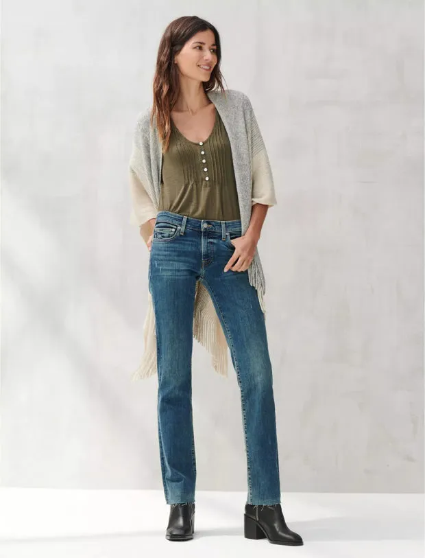 Идеальные женские джинсы 2022-2023: модные новинки и образы с джинсами на фото. Какие джинсы в моде 2022. 69