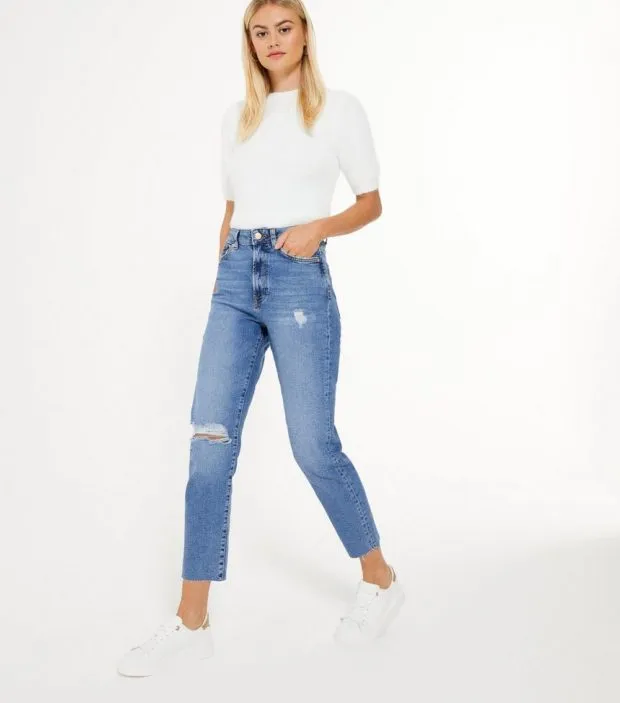 Идеальные женские джинсы 2022-2023: модные новинки и образы с джинсами на фото. Какие джинсы в моде 2022. 63