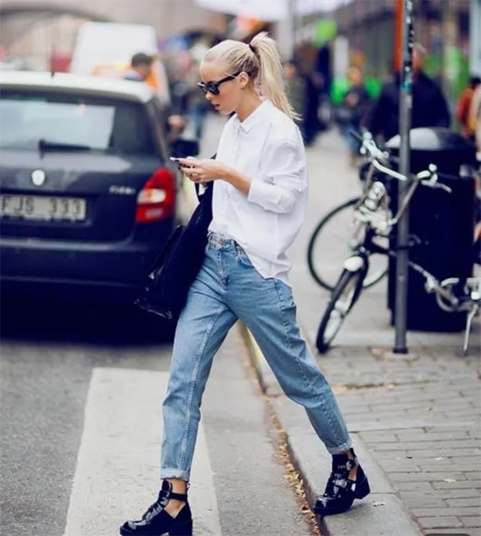 Идеальные женские джинсы 2022-2023: модные новинки и образы с джинсами на фото. Какие джинсы в моде 2022. 35