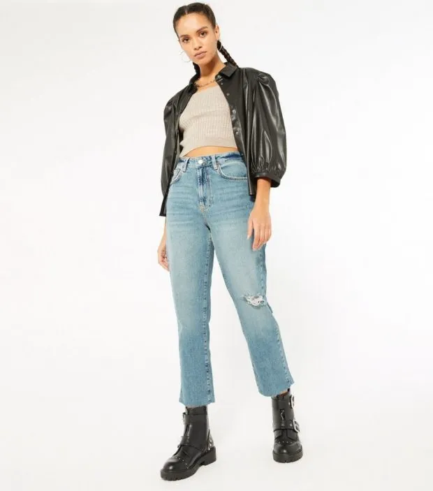 Идеальные женские джинсы 2022-2023: модные новинки и образы с джинсами на фото. Какие джинсы в моде 2022. 68