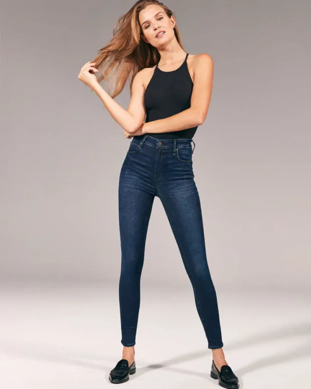 Идеальные женские джинсы 2022-2023: модные новинки и образы с джинсами на фото. Какие джинсы в моде 2022. 88