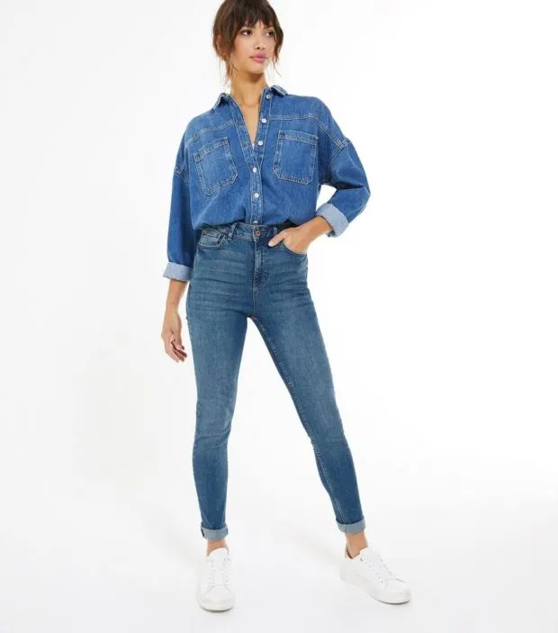 Идеальные женские джинсы 2022-2023: модные новинки и образы с джинсами на фото. Какие джинсы в моде 2022. 67