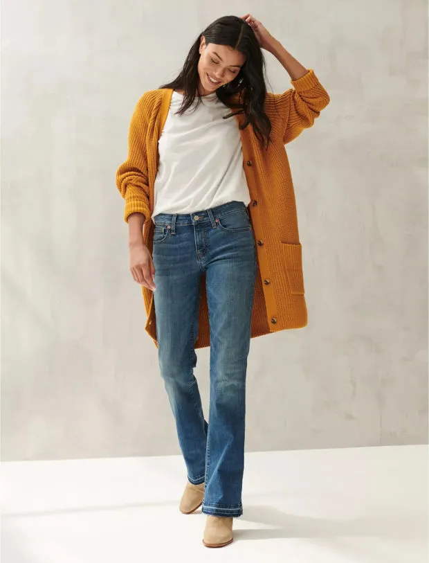 Идеальные женские джинсы 2022-2023: модные новинки и образы с джинсами на фото. Какие джинсы в моде 2022. 72