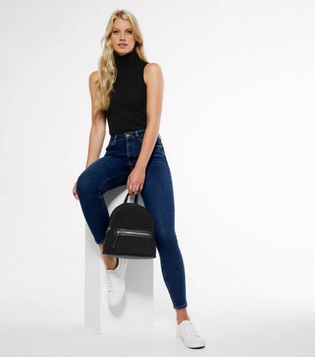 Идеальные женские джинсы 2022-2023: модные новинки и образы с джинсами на фото. Какие джинсы в моде 2022. 60