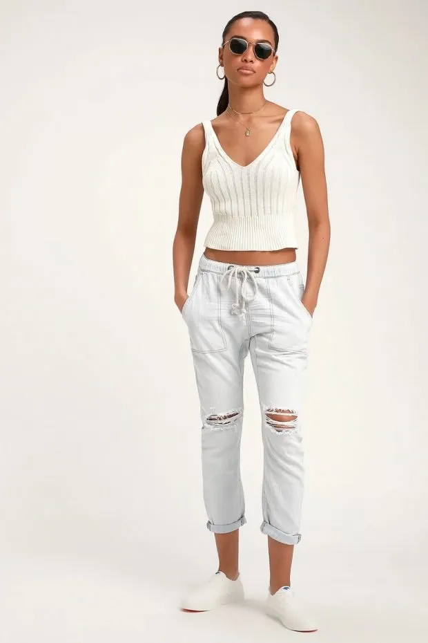 Идеальные женские джинсы 2022-2023: модные новинки и образы с джинсами на фото. Какие джинсы в моде 2022. 21
