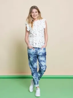 Идеальные женские джинсы 2022-2023: модные новинки и образы с джинсами на фото. Какие джинсы в моде 2022. 27