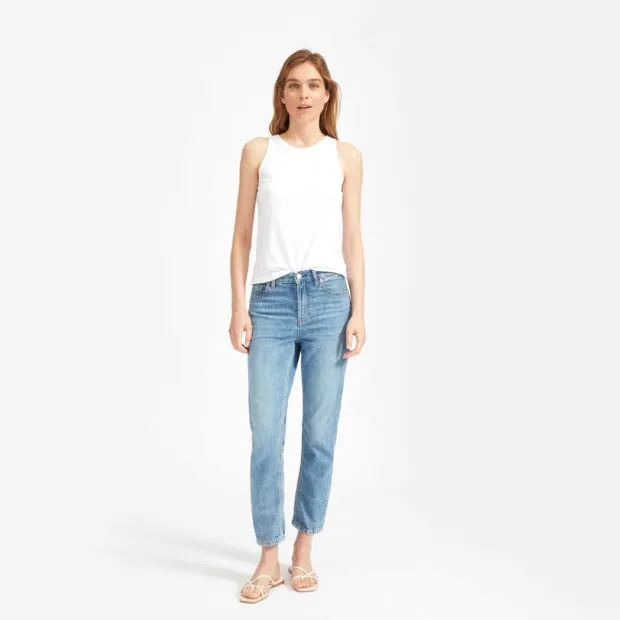 Идеальные женские джинсы 2022-2023: модные новинки и образы с джинсами на фото. Какие джинсы в моде 2022. 77