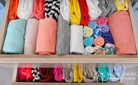 Рулоны из одежды в шкафу