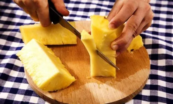 Как почистить ананас. Как правильно резать ананас. 10