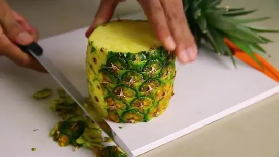 Как почистить ананас. Как правильно резать ананас. 8