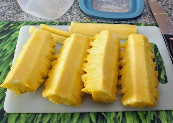 четвертинки ананаса