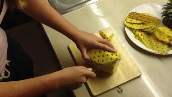 Как почистить ананас. Как правильно резать ананас. 9