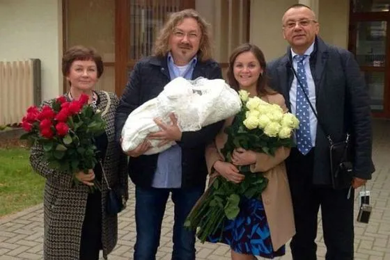 Юлия Проскурякова с родителями, мужем и новорожденной дочкой