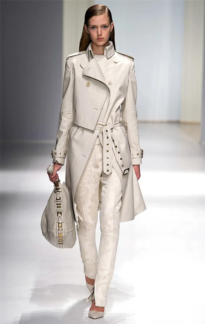 Фото новинка сезона модное белое пальто