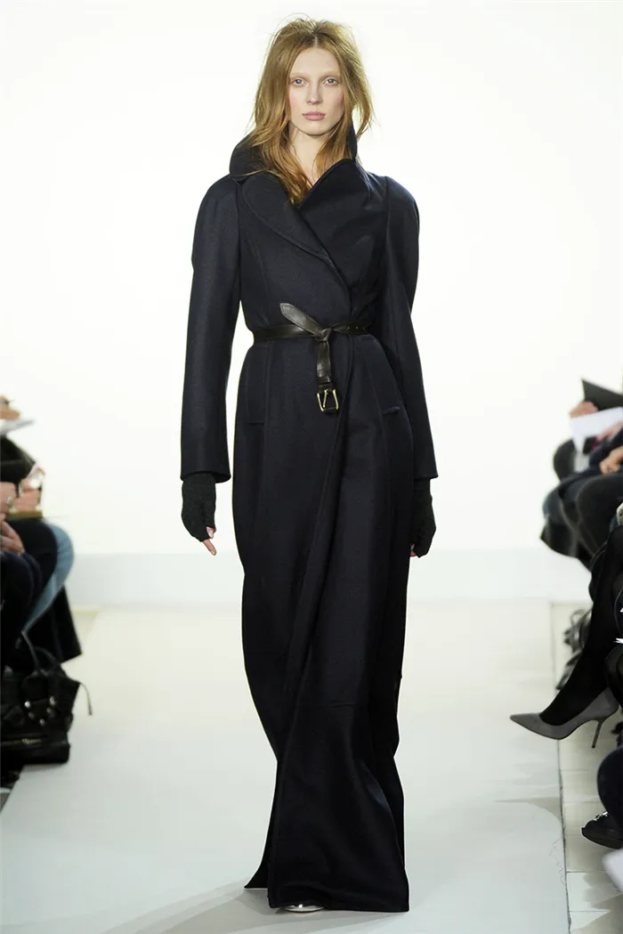 Модное длинное пальто с кожаным ремешком фото новинки сезона
