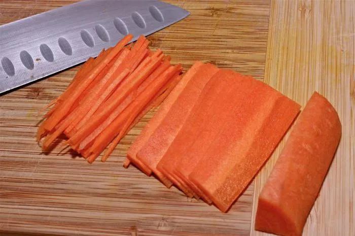 Как нарезать морковь соломкой. Как нарезать морковь соломкой. 7
