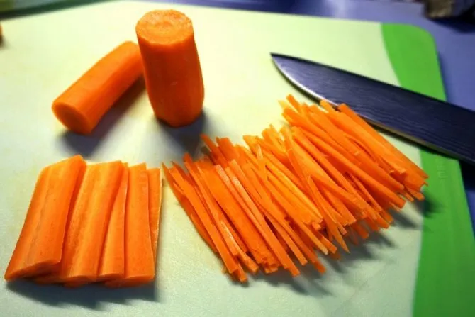 Как нарезать морковь соломкой. Как нарезать морковь соломкой. 2