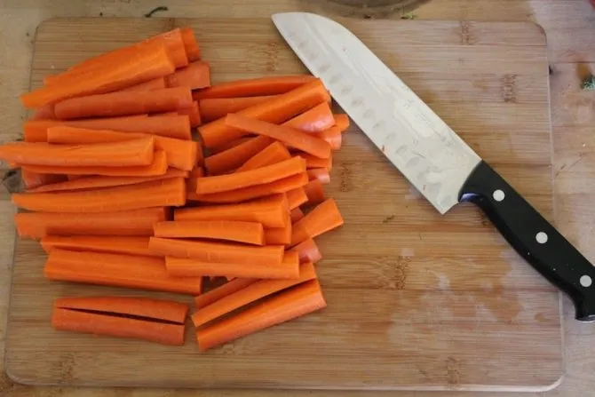 Как нарезать морковь соломкой. Как нарезать морковь соломкой. 3