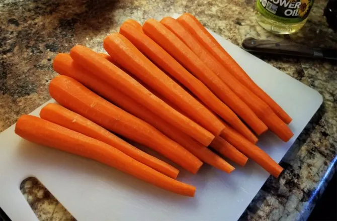 Морковь почищена и готова к нарезке