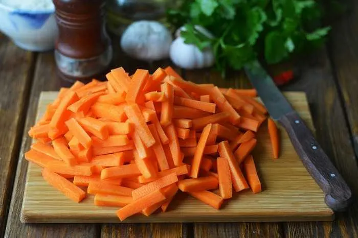 Как нарезать морковь соломкой. Как нарезать морковь соломкой. 4
