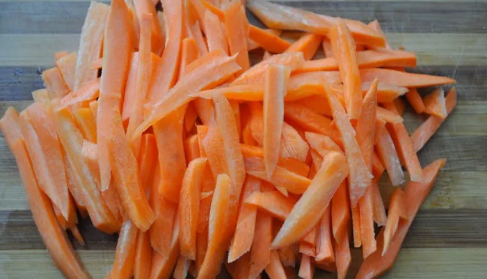 Как правильно и быстро шинковать морковь соломкой