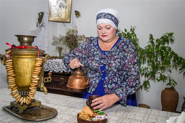 В казачьих семьях, когда девочке исполняется три года, её учат готовить. 