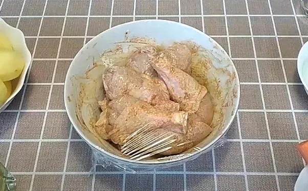 Как приготовить курицу в духовке: 20 легких рецептов. Как приготовить хрустящую курочку. 6