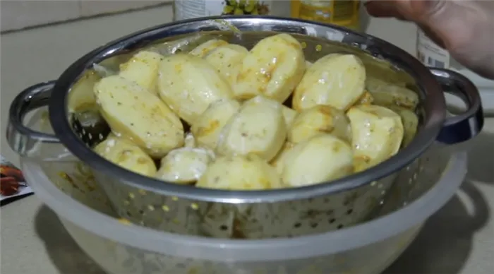 Картошка, запеченная целиком в духовке: 5 рецептов печеного картофеля