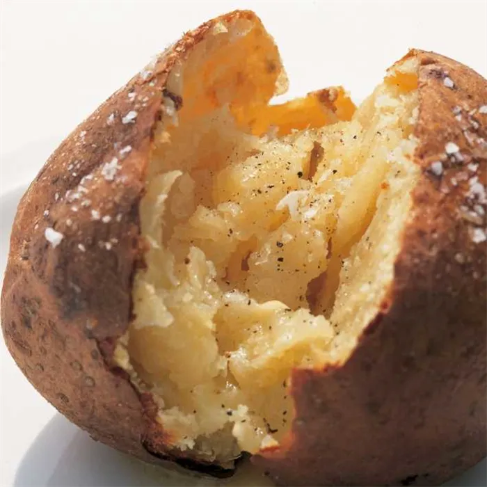 Как правильно запекать картошку / 10 идей для вкусного гарнира