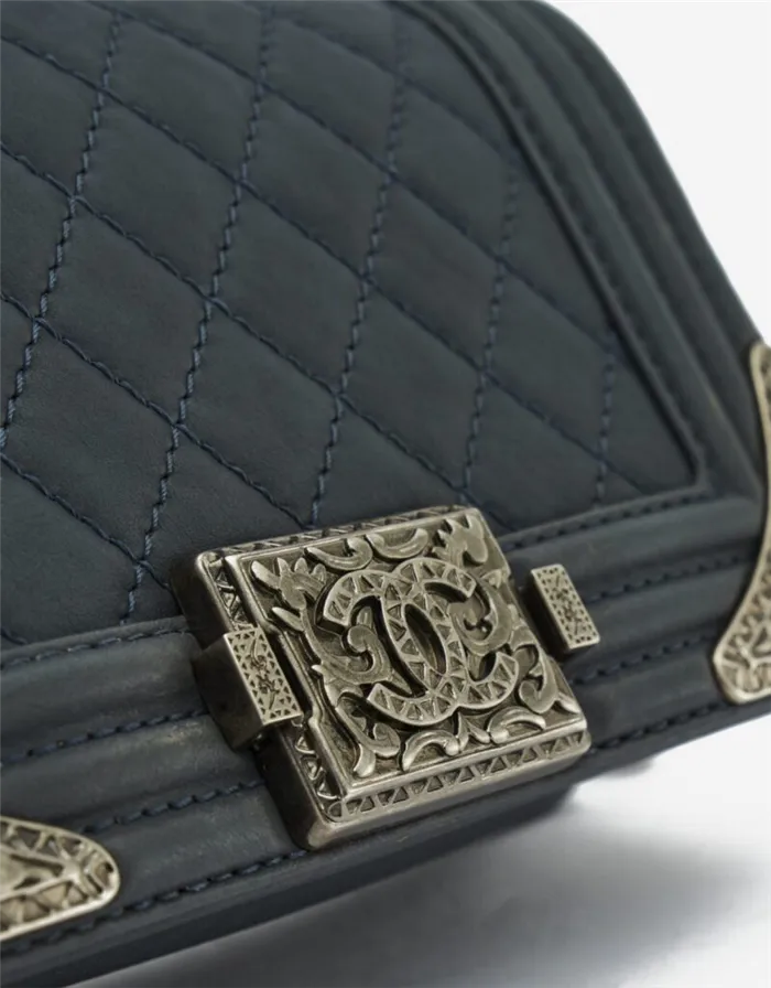 Обзор культовой сумки Chanel Boy: история, материалы, цены