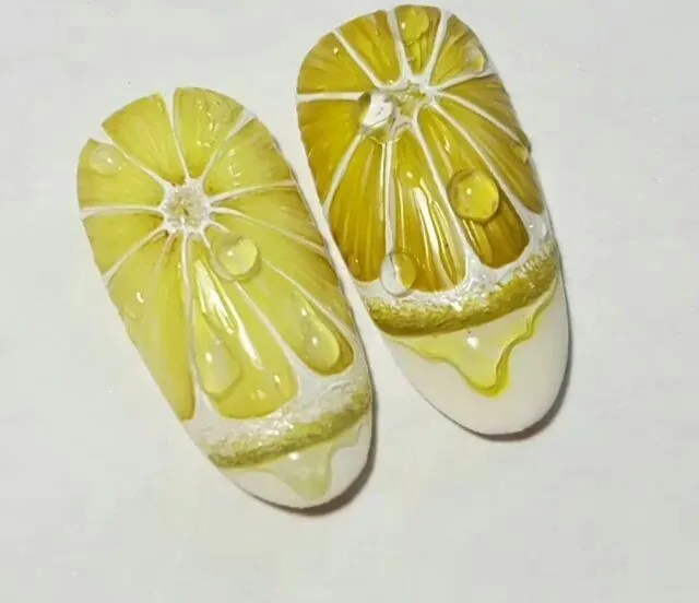 Желтый маникюр с лимоном