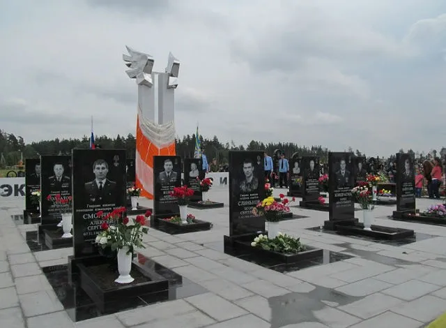Мемориал летчикам на кладбище Дмитрово-Черкассы