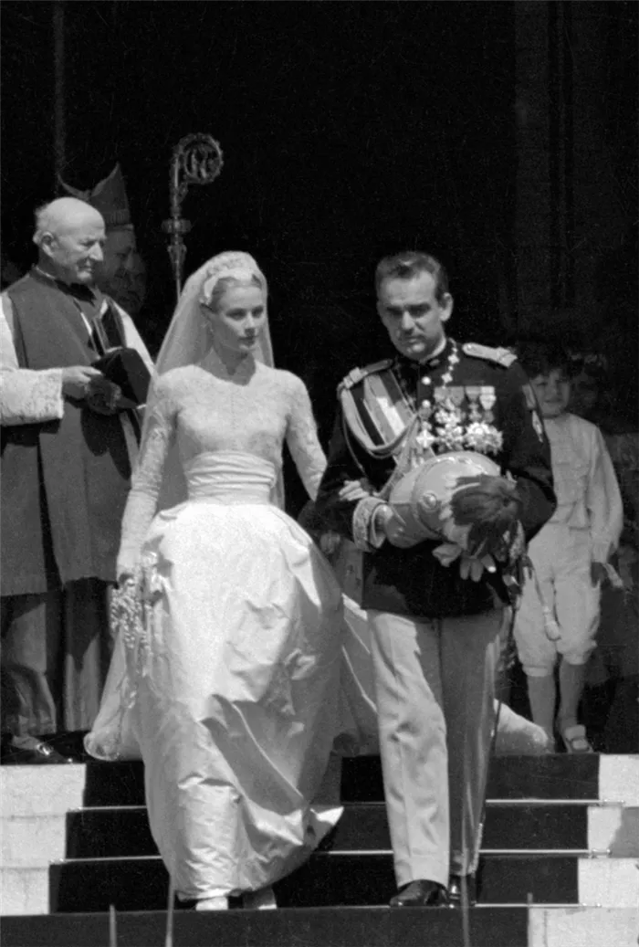 Подвенечное платье Грейс по дизайну оскароносного художника по костюмам Хелен Роуз (тоже подарок от MGM) до сих пор считают эталоном свадебного наряда. 30 портних, шесть недель работы, более 20 м шелковой тафты и 90 м чистого шелка, а еще старинное бельгийское кружево и тысячи жемчужин, пришитых вручную, - в 1956-м платье обошлось в $65,2 тыс.