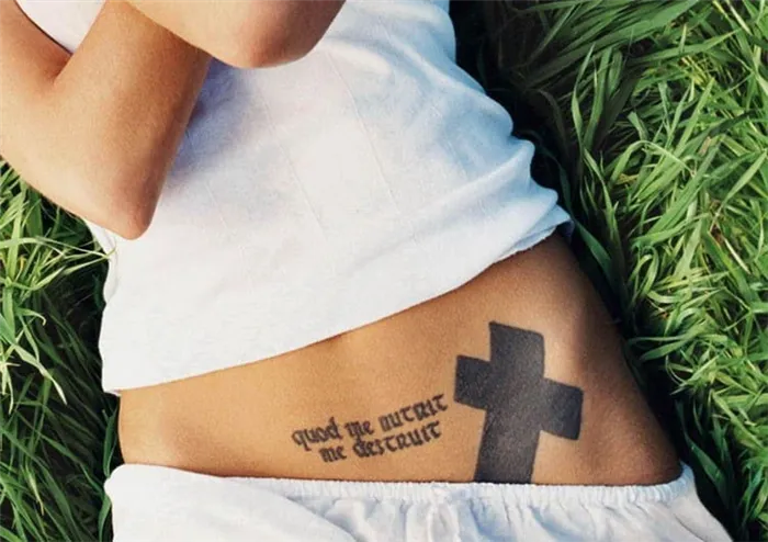 Татуировки Анджелины Джоли в зоне бикини