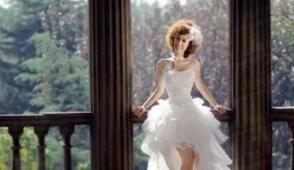 Ключевые особенности свадебных платьев, коротких спереди и длинных сзади.