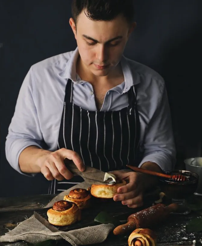 Антон Дмитриев готовит булки с корицей