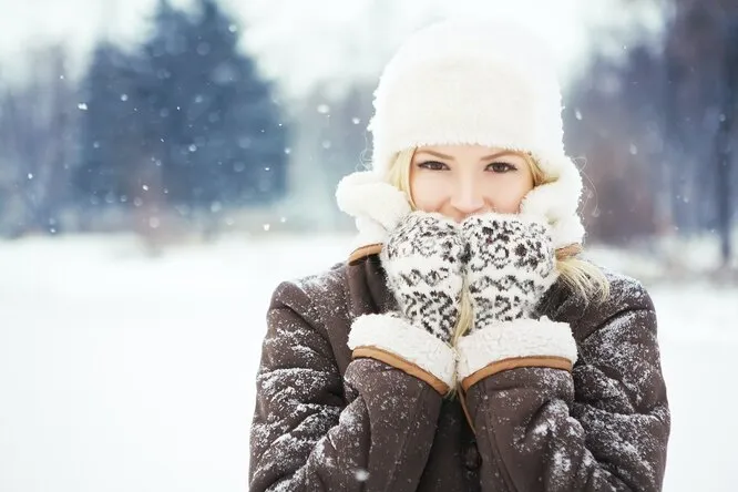 4 золотых правила зимней укладки: сохраняем объем у корней, локоны и гладкость волос под шапкой