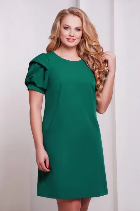 Зеленое платье рукава с воланами