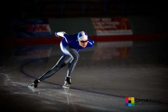 На соревнованиях по конькобежному спорту (https://commons.wikimedia.org/wiki/File:Universiade_2017._Speed_Skating._ITA_-_JPN.jpg)
