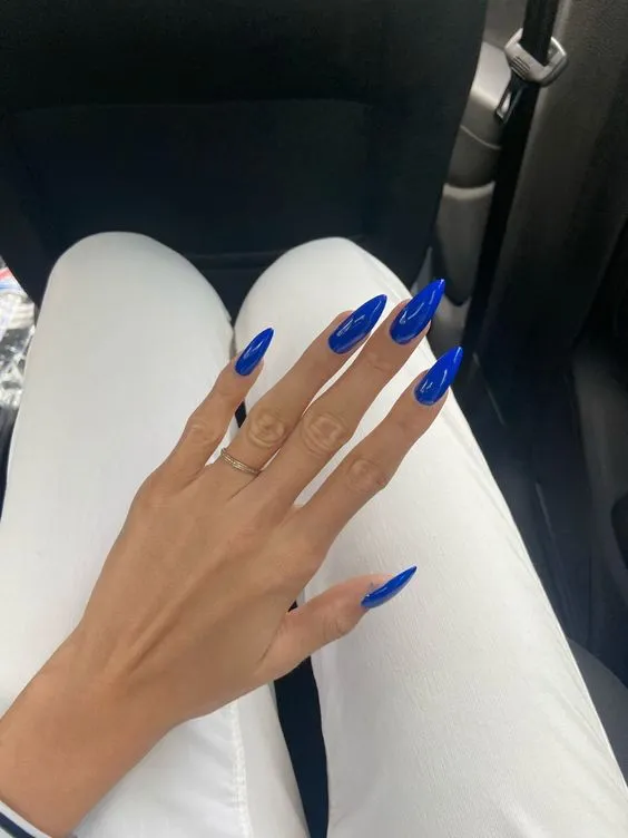 синие ногти стилеты