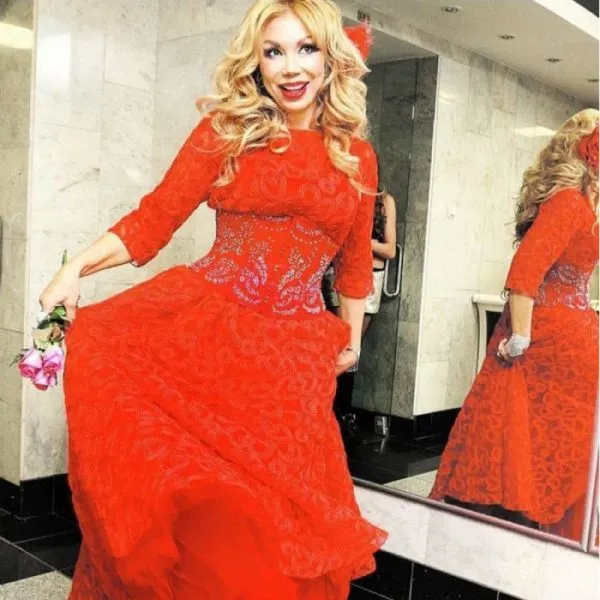 Маша в красном платье