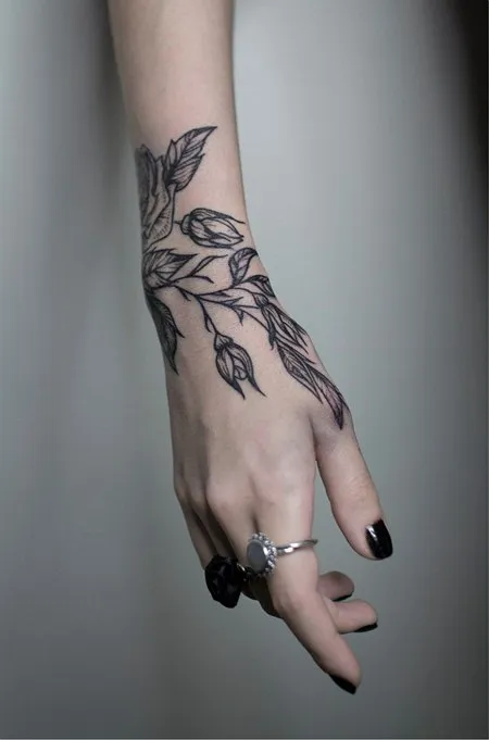 Татуировка браслет на руке для девушек. Тату выше локтя, значение, цветы, фото