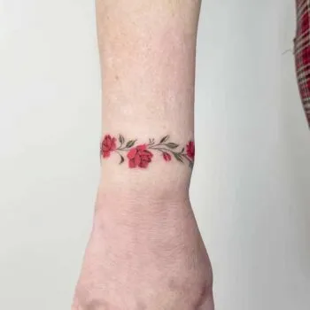 Татуировка браслет на руке для девушек. Тату выше локтя, значение, цветы, фото. Что значит тату браслет на запястье. 6