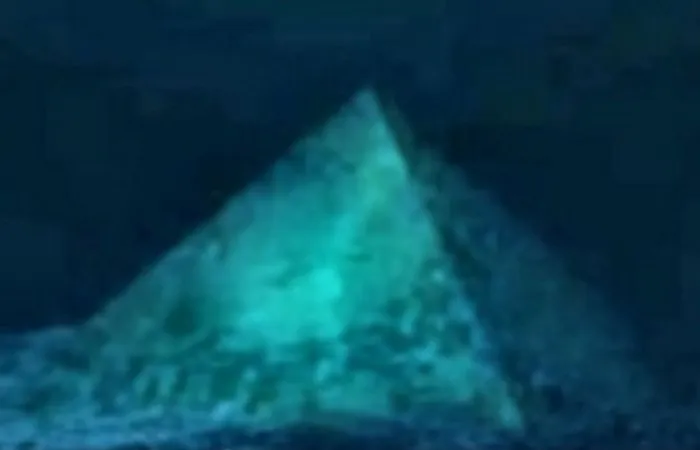 Пирамида Бермудского треугольника.