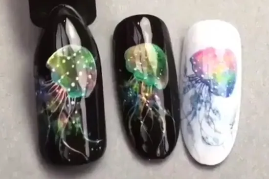 очень красивый дизайн ногтей акварелью медузы