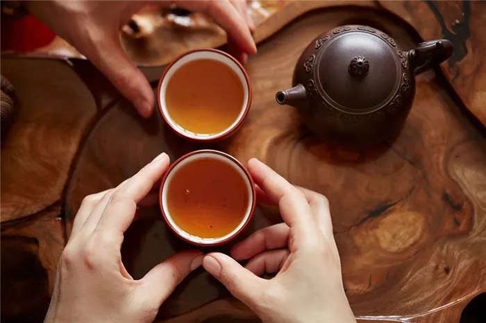 У нас этот чай называют черным, по цвету листа. А в Китае — красным, по цвету настоя. Но лист красного чая не обязательно черный, он может быть разных темных оттенков. Источник: WAYHOME studio \ Shutterstock